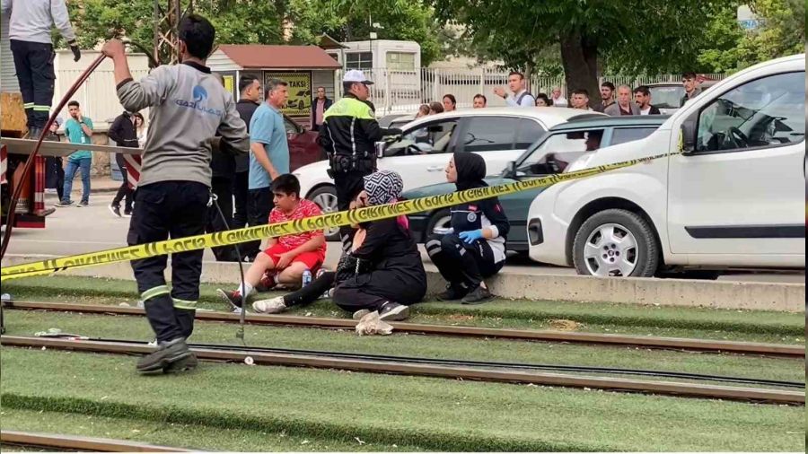 Gencin cenazesini tramvay�n alt�ndan itfaiye ��kard�