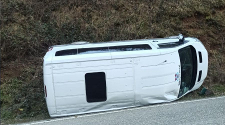 Giresun'da öğrenci servisi devrildi