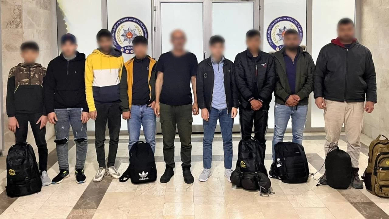 Göçmenler, sınır tellerini kesmek için yanına aldıkları makas ile yakalandı