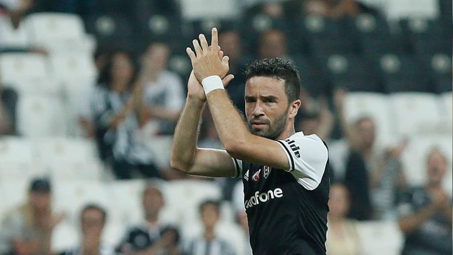 Gökhan Gönül iz bırakarak emekli oldu