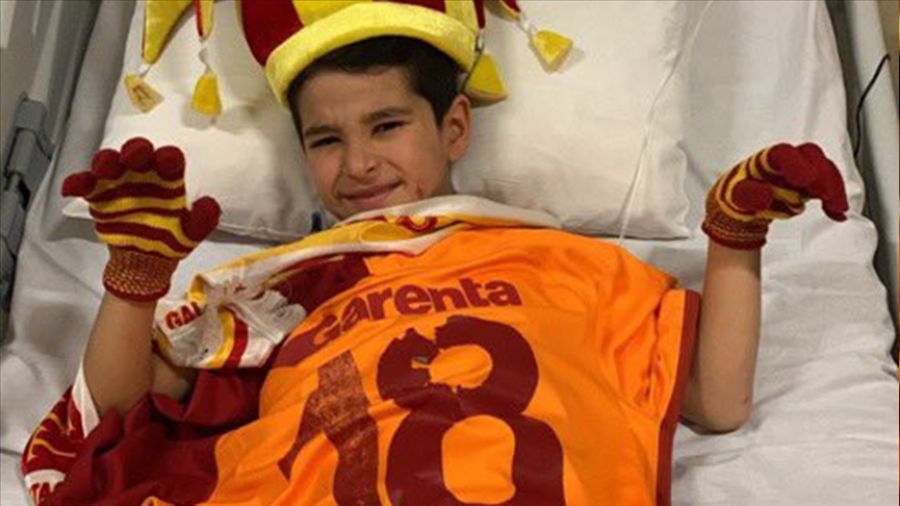 Gomis'ten minik Ege'ye mesaj