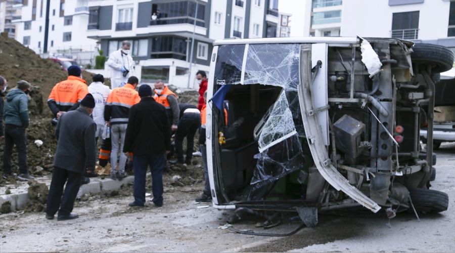 Belediye iilerini tayan midibs devrildi: 2 l, 22 yaral