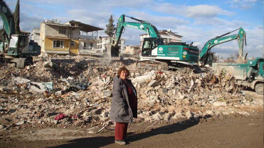 Gurbet�i annenin enkaz ba��nda umutlu bekleyi�i