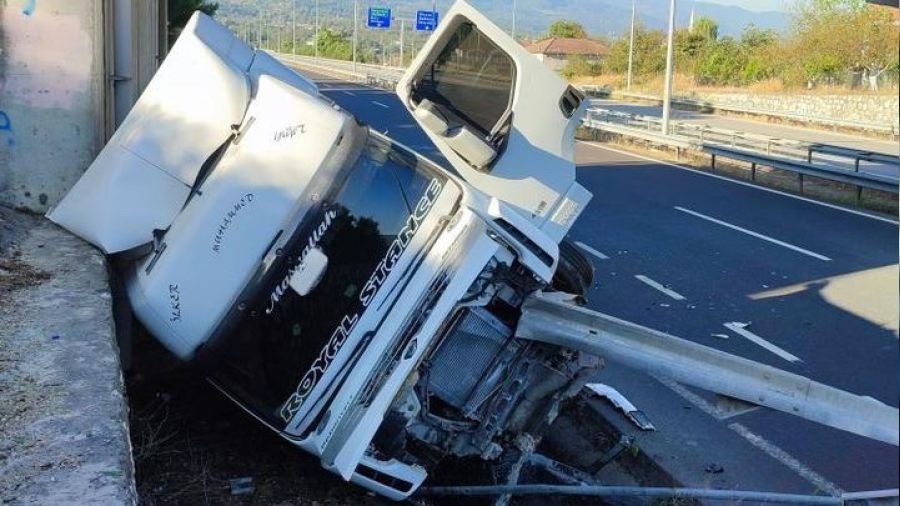 Hafriyat kamyonu bariyerlere saplandı
