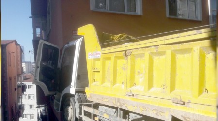 Hafriyat kamyonu eve girdi