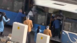 Halk otobüsünde kavgaya tutuştular