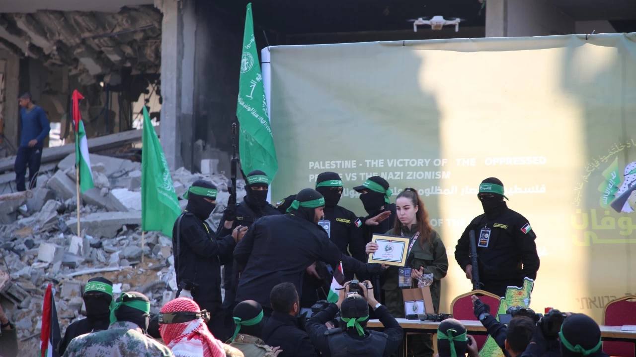 Hamas, İsrailli 3 esirden birini Kızılhaça teslim etti