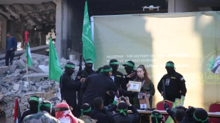 Hamas, İsrailli 3 esirden birini Kızılhaça teslim etti
