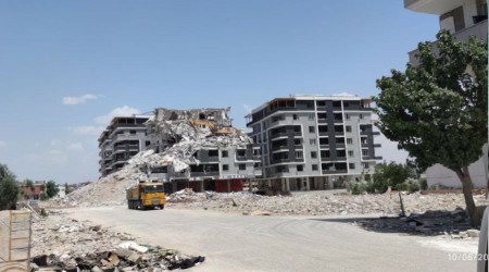 Hasarlı binayı yıkarken enkaz altında kaldı