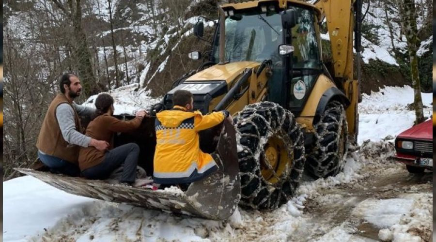 Hasta iş makinesi ile ambulansa getirildi