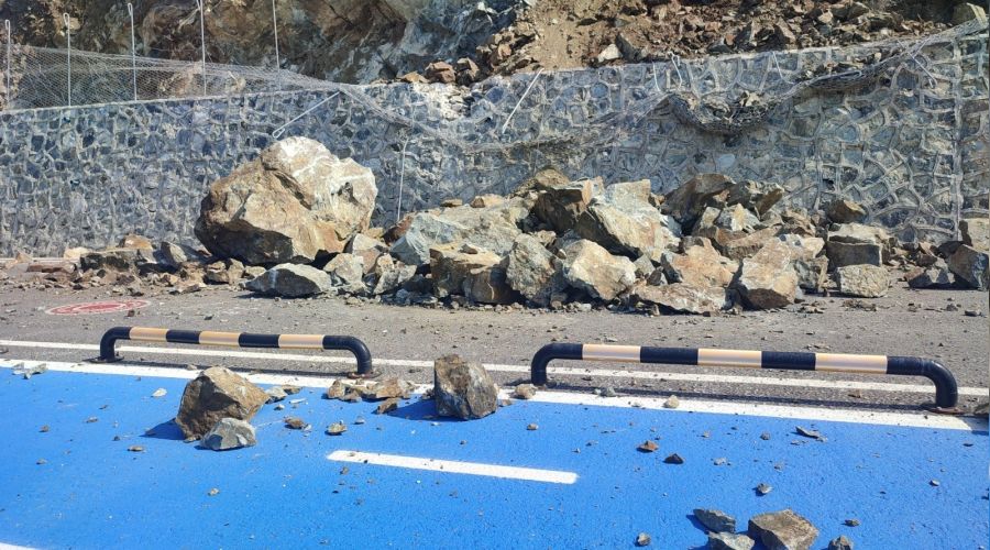 Hatay'da heyelan, yolu trafie kapatt