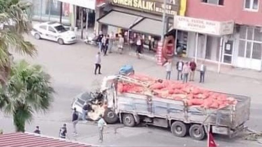 Hatay'da kamyon ara�lar�n aras�nda dald�