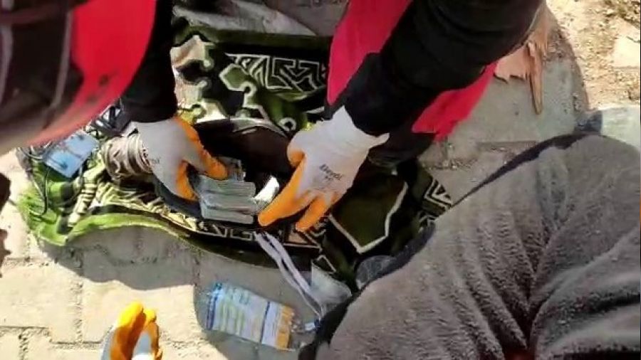 Hatay'daki binan�n enkaz�nda 30 bin 500 dolar bulundu