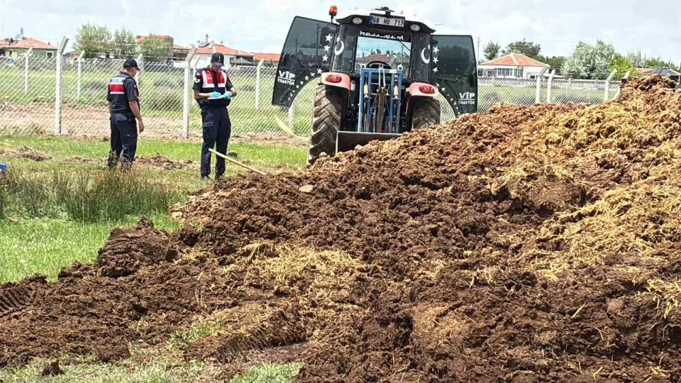 Hayvan gübresinin altında kalan genç ağır yaralandı