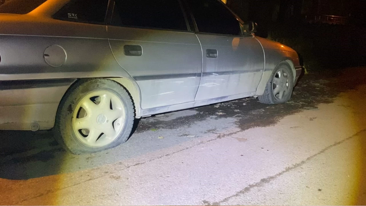 Hem ara�lar�n lastiklerini hem de kendini kesti