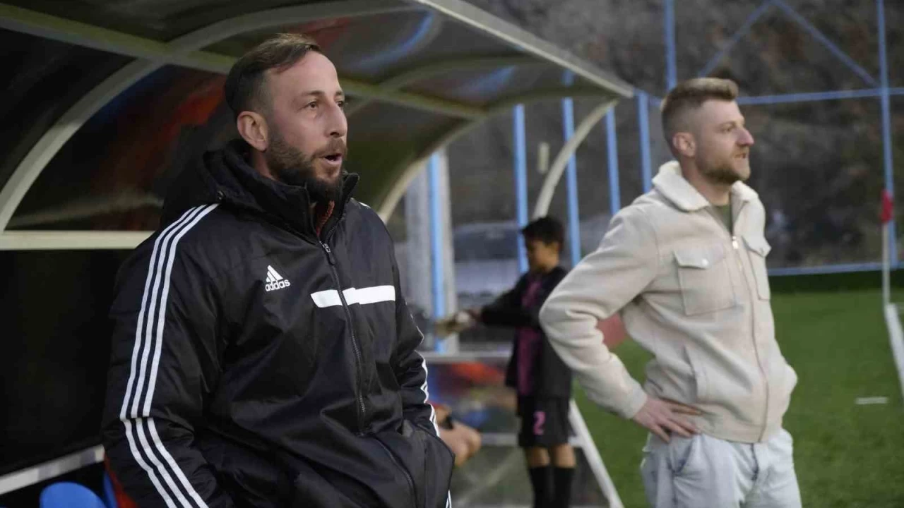 Hem bakan hem antrenr hem de kaleci