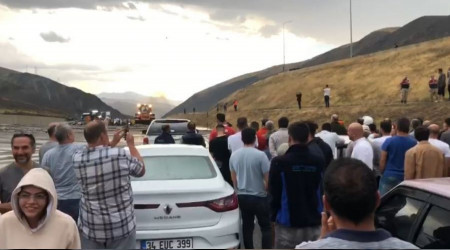 Heyelan Erzincan-Sivas kara yolunu kapattı