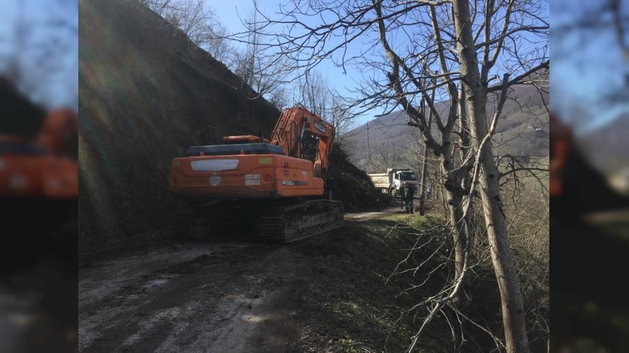 Heyelan sebebiyle kapanan mahalle yolu ula��ma a��ld�  