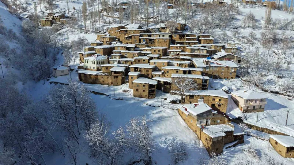 Hizan'�n ta� evleri kar alt�nda kartpostall�k g�r�nt�ler olu�turdu