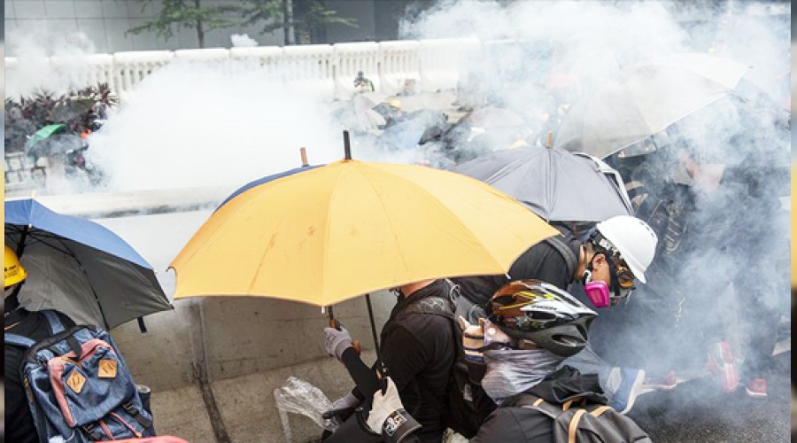 Hong Kong'da kart grl protestocular birbirine girdi