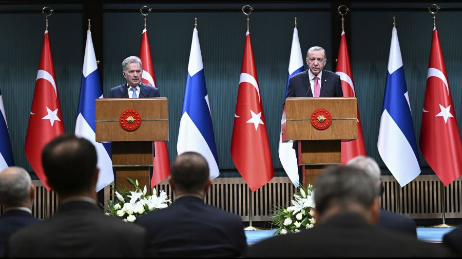 Hükümet Finlandiya'ya geç, İsveç'e şimdilik dur diyerek neyi amaçlıyor?