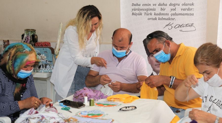 İğne oyası kursuna katılan erkekler, marifetleriyle kadınlara taş çıkartıyor