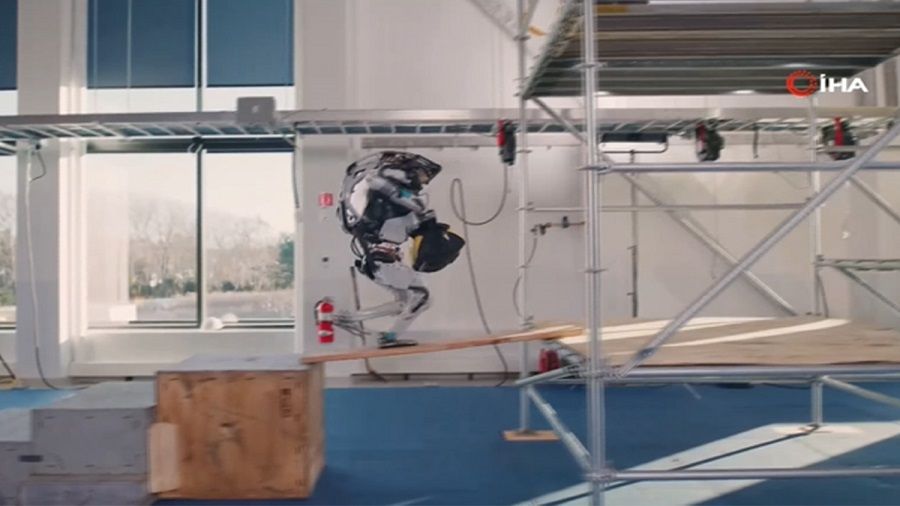 İki ayaklı "İnsansı robot" hünerlerini sergiledi