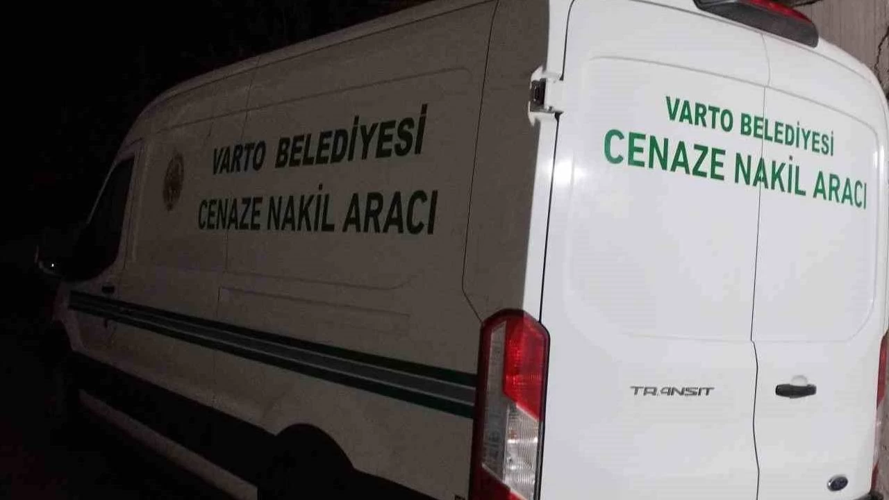 İnek tartışmasında akrabasını kürekle öldürdü