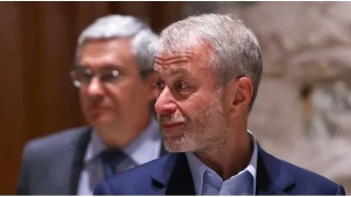 ngiltere, Abramovich'i Chelsea sat gelirinin Ukrayna'ya aktarlmas iin dava etmekle tehdit etti