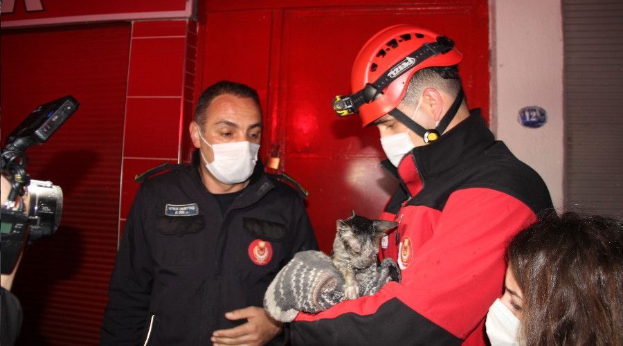 �� yerinde ��kan yang�nda mahsur kalan bir ki�i ile kedisi kurtar�ld�