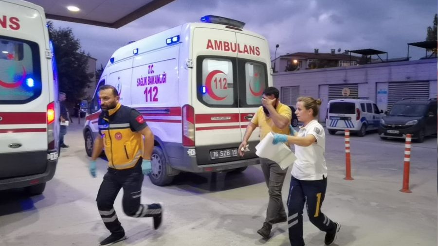 İş yerini basıp patronu ve oğlunu bıçakladı