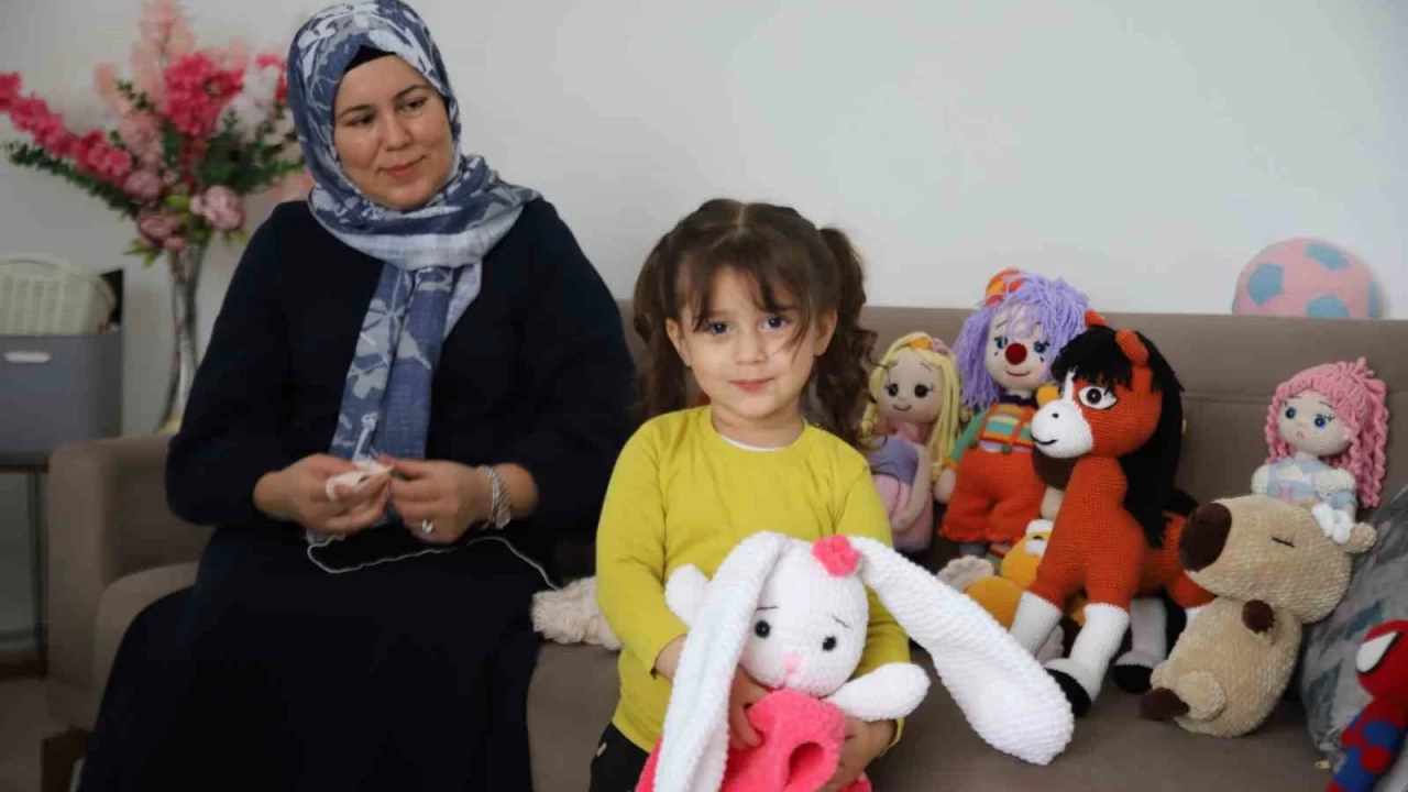 ledii oyuncaklarla 6 ocuuna bakyor