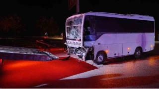 Isparta'da tarım işçilerini taşıyan midibüs ile tır çarpıştı: 17 yaralı