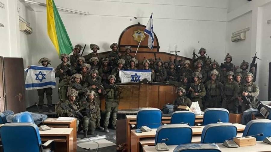 �srail askerleri Gazze'deki Filistin Parlamento Binas�n� i�gal edip �srail bayra�� ast�