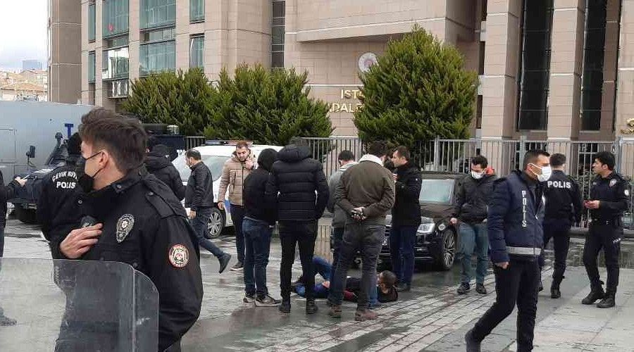 stanbul Adliyesi nnde polise bakl saldr