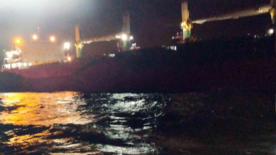 İstanbul Boğazı'nda yük gemisi arıza yaptı