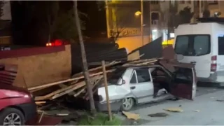 �stanbul'da f�rt�nada baz� binalar�n �at�lar� u�tu