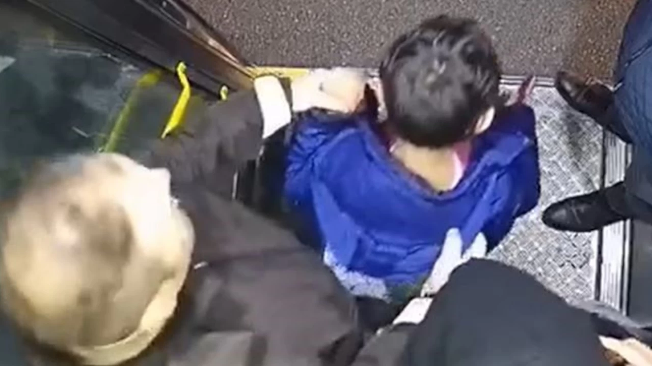�stanbul'da k���k �ocuk ailesi taraf�ndan �ETT otob�s�nde unutuldu