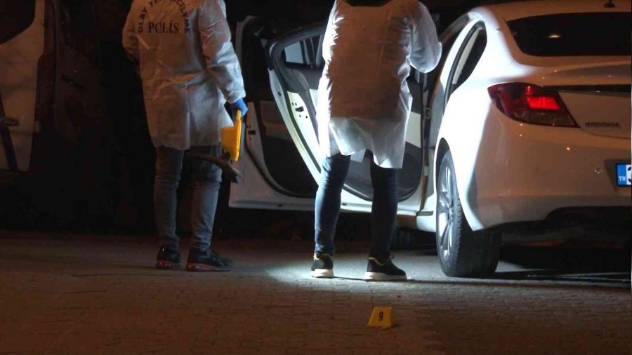 İstanbul'da otomobil kurşunlandı