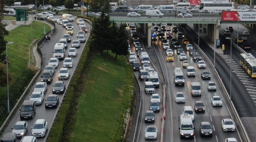 İstanbul'da trafik mesaisi erken başladı