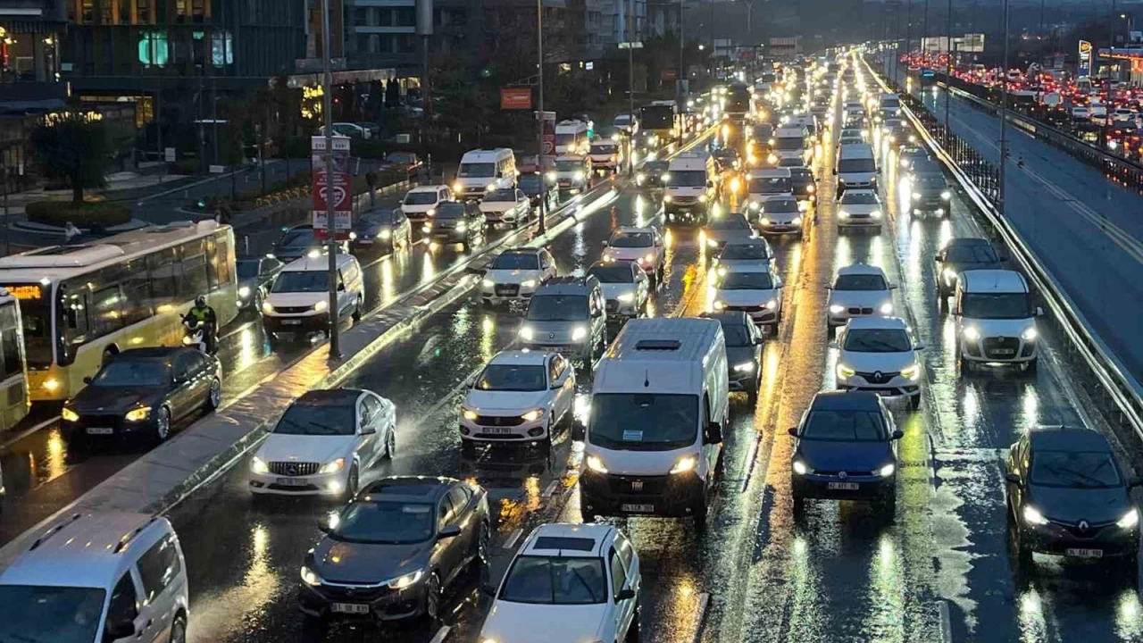 �stanbul'da trafik yo�unlu�u y�zde 90'a ula�t�