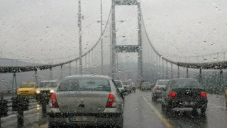 İstanbul'da yağışlı havanın etkisiyle ulaşımda aksamalar yaşanıyor