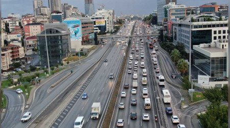 stanbul'da yamur ve %70'e varan trafik younluu