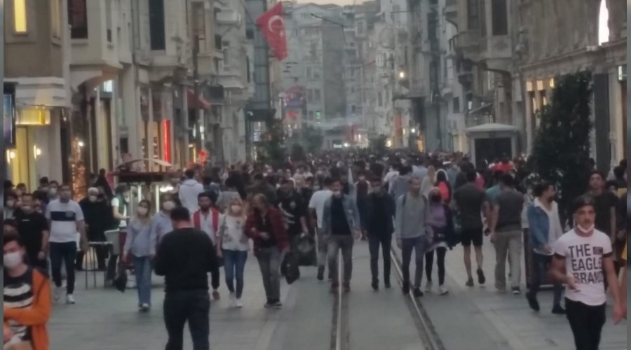 İstiklal Caddesi'nde hafta sonu yoğunluğu