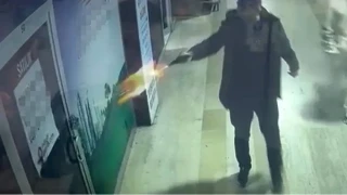 ��yerini mermi ya�muruna tuttu: Elini kolunu sallayarak uzakla�t�