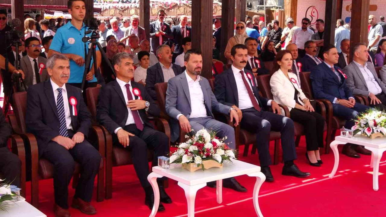İşyurtları Ürün ve El Sanatları Fuarı açıldı