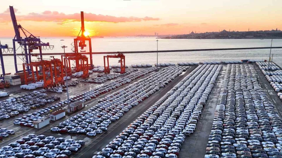 �thal otomobiller Haydarpa�a Liman�'n� doldurdu