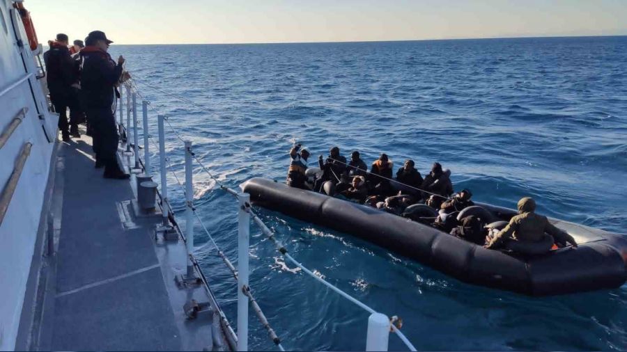 �zmir a��klar�nda 20 d�zensiz g��men yakaland�