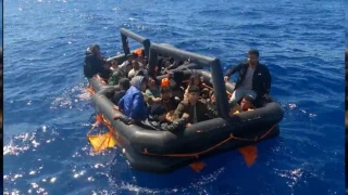İzmir açıklarında 60 kaçak göçmen kurtarıldı