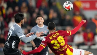 �zmir ekibi, taraftar�n�n deste�iyle kritik viraj� kay�ps�z ge�ti